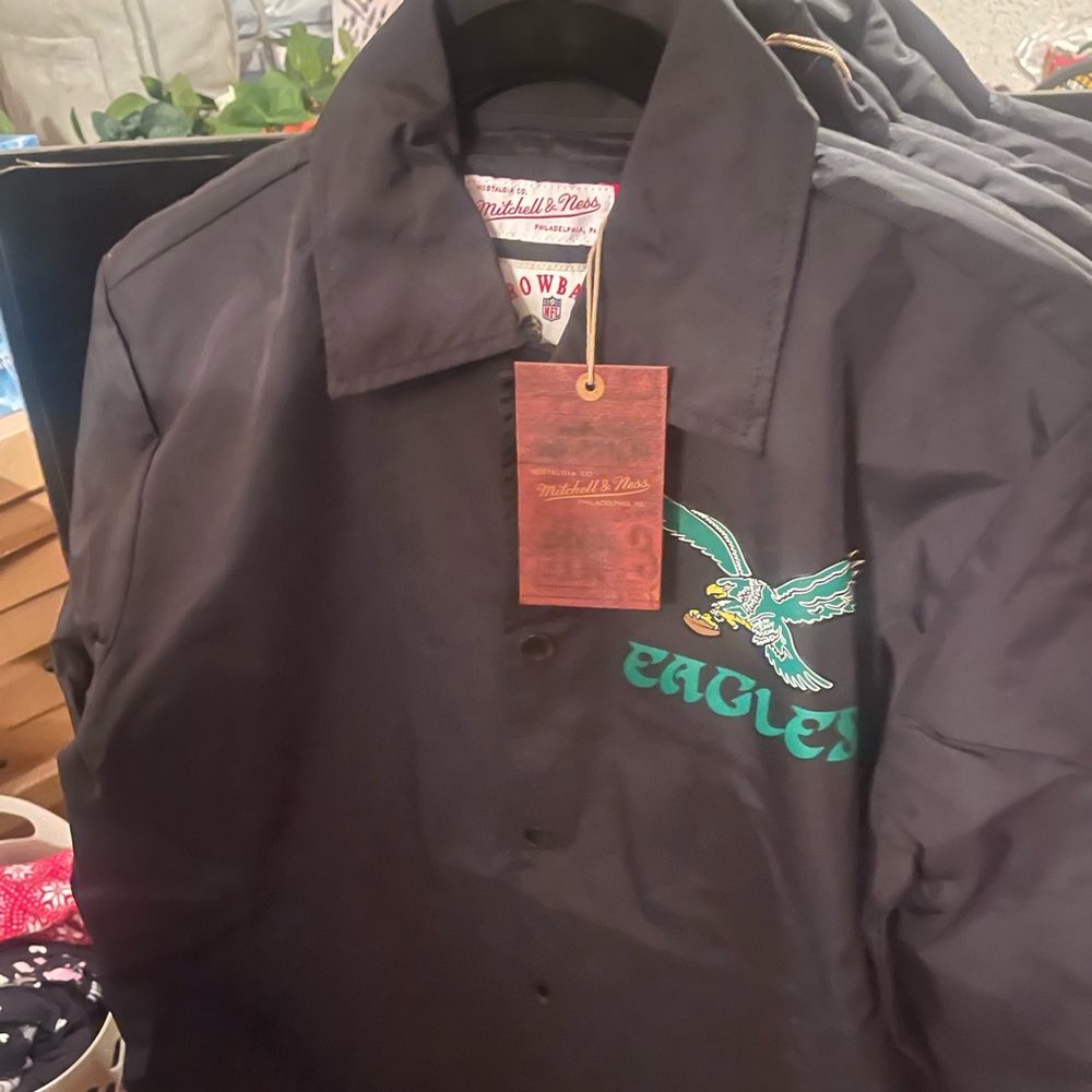 10 avail Black sizes x-small small medium large XL green small medium and 2XL